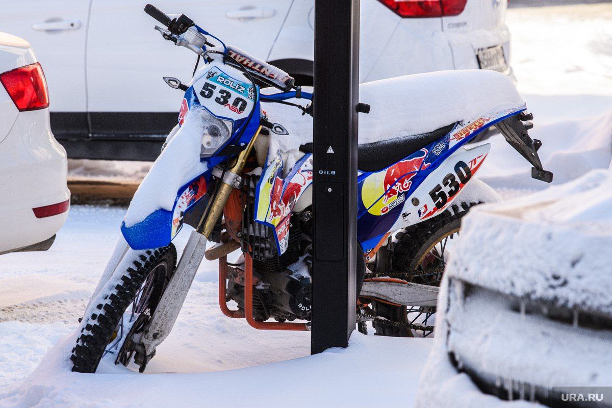 Один миллион рублей за сбитого на льду пешехода пришлось выплатить лихому мотоциклисту из Каменска Уральского Поздним вечером 21 февраля прошлого года местный житель решил прокатиться на своем двухколесном коне по замерзшей реке Исеть Отсутствие прав на вождение мотоцикла его не остановило Он умудрился найти единственного пешехода врезаться в него и скрыться с места происшествия Пострадавший остался лежать на льду в темноте с переломом голени ушибом легкого и переломом ребра После лечения пострадавший потребовал у мотоциклиста 2 млн рублей в качестве компенсации морального вреда в заявлении он указал что после травмы у него осталась хромота Суд встал на сторону истца и частично удовлетворил его требования Теперь виновный обязан выплатить 1 млн рублей Подписаться   Дать буст