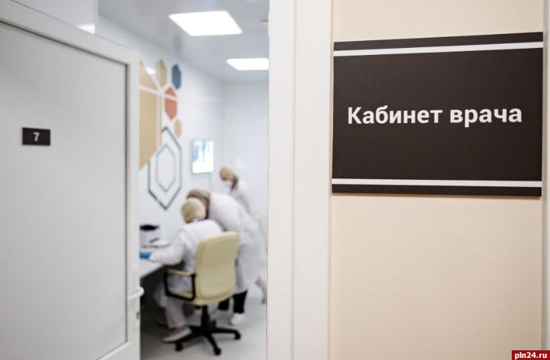 В Минздраве сообщили о намерении сократить дефицит врачей на 95% в 2025 году Дефицит врачей в государственных медицинских учреждениях в текущем году планируется сократить на 95%. Об этом 16 мая сообщили министр здравоохранения РФ Михаил Мурашко в ходе расширенного заседания коллегии Минздрава «Об итогах работы Минздрава России за 2024 год и задачах на 2025 год». «На 95% снижение дефицита врачей в государственных медицинских организациях субъектов Российской Федерации», — приводит его слова о целях министерства на 2025 год ТАСС. Мурашко отметил, что данные меры должны действовать на обеспечение каждой больницы и фельдшерско-акушерского пункта квалифицированными сотрудниками. По словам главы Минздрава, показатели увеличения обеспеченности врачами составили не менее 43 специалистов на 10 тыс. населения и в среднем— 85 врачей на 10 тыс. населения. При этом увеличение показателей приема в медицинские вузы выросло до 30 тыс. мест.
