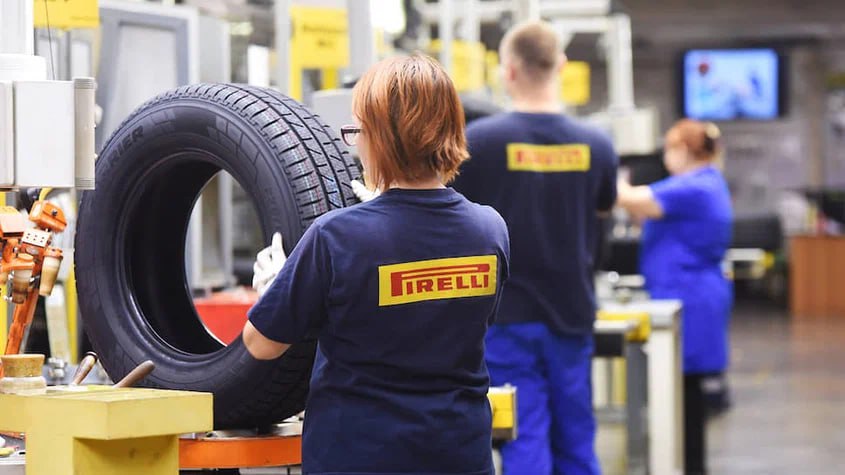Итальянский шинный концерн Pirelli отстранил китайскую компанию Sinochem от управленческого контроля Итальянский производитель шин Pirelli объявил о первом шаге по дистанцированию от своего крупнейшего акционера – китайской Sinochem, лишив последнюю права управленческого контроля над компанией. Это решение принято в соответствии с распоряжением правительства Италии о применении особых полномочий так называемого механизма Golden Power , направленных на защиту стратегических национальных активов от иностранного влияния. Таким образом, Sinochem, владеющая 37% акций Pirelli, теряет возможность контролировать деятельность компании. Как отмечается в пресс-релизе Pirelli, за применение распоряжения проголосовали 9 из 15 членов совета директоров, пятеро представителей Sinochem выступили против, один воздержался. Sinochem выразила «глубокое разочарование и решительное несогласие» в связи с этим, подчеркнув, что всегда строго соблюдала законодательство. В компании Pirelli заявили, что выход из-под контроля Sinochem – это первый шаг к необходимой корректировке корпоративного управления в соответствии с нормами США, которые являются ключевым рынком. Менеджмент Pirelli намерен продолжить диалог с основными акционерами для приведения корпоративных практик в соответствие с американскими требованиями. Pirelli планирует расширять присутствие на рынке США, где недавно был введён запрет на импорт или продажу автомобилей с китайским оборудованием или программным обеспечением. Акции Pirelli на фоне новости выросли на 0,2%, а рыночная капитализация компании составляет около 5,4 млрд евро. Pirelli, основанная в 1870-х годах, поставляет шины для таких автопроизводителей, как Ferrari, McLaren Automotive и Bentley Motors.