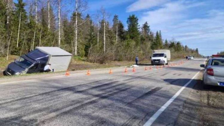 В Прикамье водителя будут судить за гибель дорожного рабочего В Губахе завершено расследование уголовного дела в отношении 50-летнего жителя Перми. Он обвиняется в нарушении правил дорожного движения, повлекшем по неосторожности смерть человека. Следствием установлено, что в мае текущего года днем обвиняемый, управляя автомобилем «Газель», двигался по автодороге «Кунгур-Соликамск». В районе Гремячинска он, пытаясь уйти от столкновения со стоящим на трассе по ходу движения автомобилем «Газель», грубо нарушил правила дорожного движения, а также требования знаков «Дорожные работы» и «Объезд препятствия слева». Вследствие чего выехал на правую обочину дороги и допустил наезд на работника дорожной службы, производившего ремонтные работы. В результате ДТП пострадавший, 48-летний житель Чусового, получил травмы несовместимые с жизнью и скончался на месте. В настоящее время материалы уголовного дела направлены в суд для рассмотрения по существу.