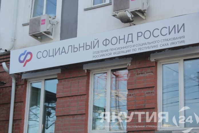 Пенсии работающих пенсионеров за год выросли на 3,4 тысячи рублей  Средний размер пенсии для пенсионеров, состоящих на учете в системе Социального фонда России  СФР , в июне текущего года составил 23 454 рубля. Согласно данным фонда, пенсии работающих пенсионеров растут быстрее, чем у неработающих.  Подробнее читайте по ссылке     Фото: Андрей Меженский / «Якутия 24»