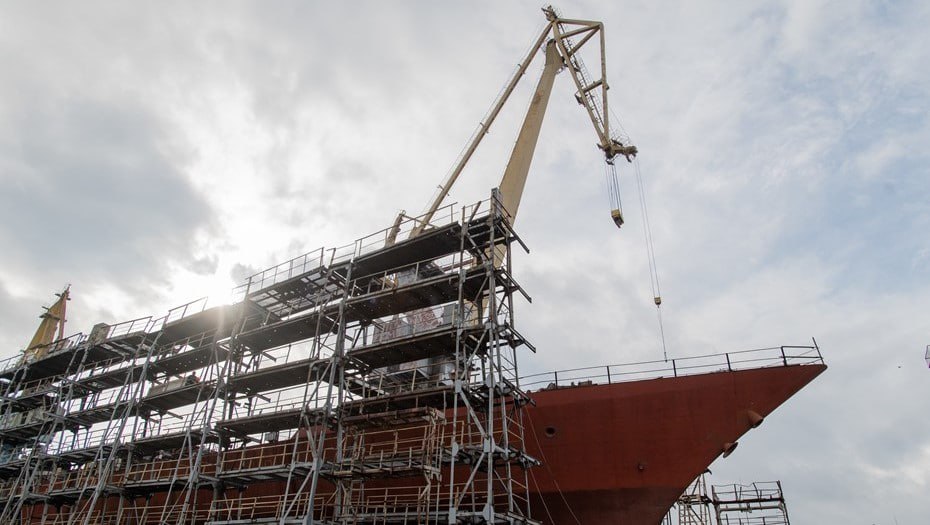 ОСК сократил срок строительства ледоколов на два года Время строительства универсальных атомных ледоколов проекта 22220 на заводе сократилось на два года сообщили Деловому Петербургу в пресс службе ОСК Ледокол Арктика строили 7 5 лет Якутия 5 лет Столь высоких результатов удалось достичь благодаря переходу на технологию крупноблочного строительства сообщили Деловому Петербургу в ОСК Срок формирования надстройки заказа на плаву сократился с 14 до 12 месяцев Теперь надстройка на головном ледоколе собирается из блоков весом до 300 тонн вместо отдельных секций весом до 20 тонн Подробнее об инновациях в петербургском судостроении читайте в материале ДП Сергей Ермохин ДП Подписаться на ДП в Telegram MAX