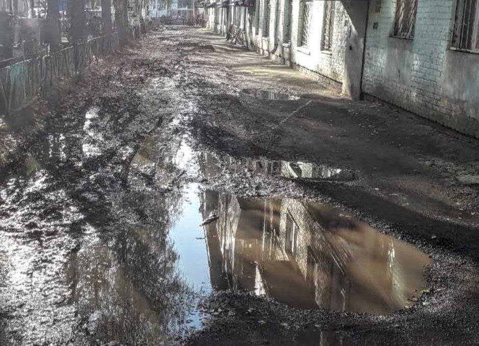 Прокуратура Октябрьского района г Томска потребовала от управляющей организации восстановить дорожное покрытие во дворе дома по переулку Карскому 29 Во исполнение поручения прокурора региона Сергея Ломакина прокуратура Октябрьского района г Томска проверила сигнал Народного фронта о проблеме жильцов многоквартирного дома по переулку Карскому 29 Установлено что обслуживающая дом управляющая организация ООО УК МаякЪ длительное время не принимала мер по восстановлению дорожного полотна у подъездов Из за этого во дворе образовывались лужи а зимой лед что доставляло неудобства жителям В этой связи прокуратура района внесла в управляющую компанию представление потребовав отремонтировать участок придомовой территории После вмешательства прокуратуры придомовая территория очищена от наледи и обработана противогололедными материалами В благоустроительном периоде запланирован ремонт дорожного полотна Ситуация остается в надзорном ведомстве на контроле