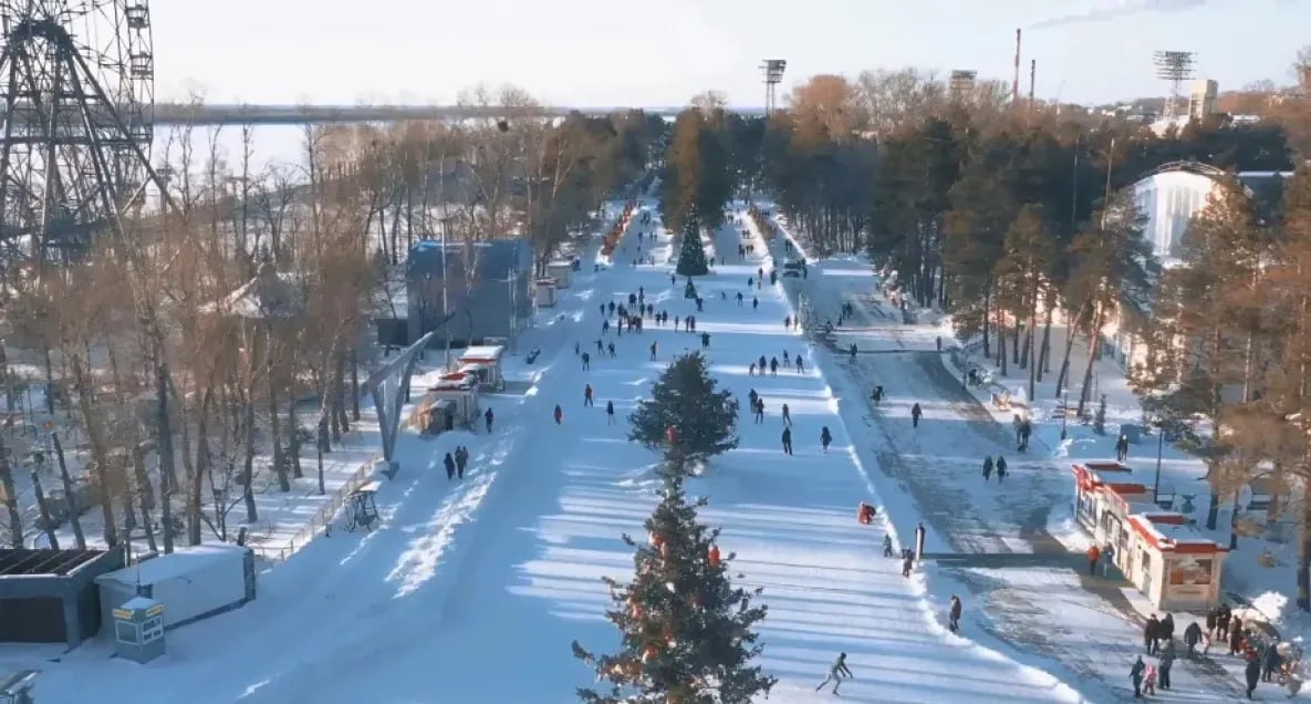 В новогодние праздники в Хабаровском крае вырос поток туристов Во время новогодних праздников Хабаровский край принял больше 117 тысяч гостей которые выбрали активный отдых В гостиницы базы отдыха и кемпинги края заселились почти 40 тысяч человек Спросом у жителей и гостей региона пользовались традиционные ставшими популярными экскурсионные маршруты например к петроглифам Сикачи Аляна или по экологической тропе Путем Арсеньева в Советско Гаванском районе Любители рыбной ловли попытали удачу во время подледной рыбалки в районе Петропавловского озера Особой популярностью также пользовались горнолыжные комплексы Холдоми и Хехцир На лыжах в дни новогодних праздников покатались больше 35тысячи человек todaykhv
