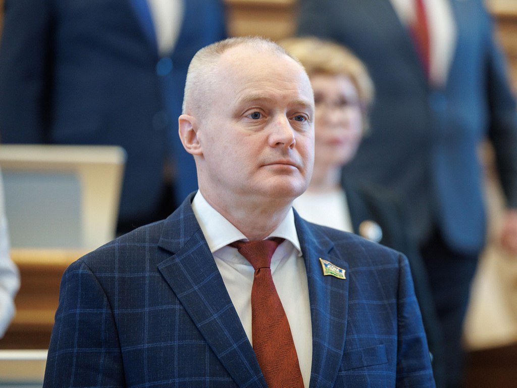 Избранный мэром Пыть-Яха депутат думы ХМАО Елишев написал заявление о сложении полномочий. Окружной парламент рассмотрит его до 21 мая. Ранее спикер думы ХМАО Хохряков заявил об отмене довыборов в регионе. И до осени 2026 года до конца текущего созыва жители избирательного округа могут остаться без представителя в заксо. Главный политический канал Урала Дума ХМАО