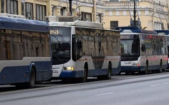 Почти сотню мигрантов водителей троллейбусов уволят в Новосибирске из за запрета на работу Под сокращение попадет 91 водитель троллейбуса работающий по патенту рассказал 26 ноября депутат горсовета Новосибирска от КПРФ Ерлан Байжанов С 18 декабря иностранцам запрещено работать водителями троллейбусов Вместо мигрантов власти пока нашли только четверых новых водителей Даже сейчас на маршрутах есть недовыпуск Мигранты работают сразу по две смены чтобы дыры закрыть и пропусков было меньше Эти люди работали в своих странах водителями троллейбусов но потом в их странах троллейбусы закрыли Они с опытом приехали к нам Теперь их опытных 91 человека выкинут на улицу а троллейбусы будут просто простаивать написала экс депутатка горсовета Светлана Каверзина Постановление о запрете на работу мигрантам в пассажироперевозках 2 октября подписал вице губернатор Новосибирской области Владимир Знатков Также иностранцам запретили работать в грузоперевозках спорте дошкольном образовании курьерами торговле напитками и табаком Работодателей обязали уволить мигрантов за два месяца Честно и точка Мы ГОВОРИМ другие МОЛЧАТ