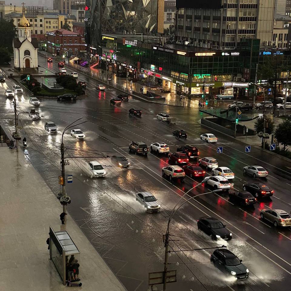 Последствия дождя и ветра в Новосибирске  Сегодня вечером Новосибирск столкнулся с мощным ураганом и ливнем, которые привели к падению деревьев и временным проблемам с электроснабжением. По данным МКУ «ЕДДС», на 20:45  нск  было зафиксировано 15 обращений от жителей, среди которых:  – 6 случаев падения деревьев и веток, в том числе на автомобили, газовое оборудование и контактные сети транспорта;   – 3 подтопления подъездов жилых домов из-за дождевой воды;   – 3 жалобы на проблемы с с электроснабжением, включая удар молнии в трансформаторную подстанцию;   – 3 инцидента с остановкой общественного транспорта из-за высокого уровня воды на дорогах.    Среди наиболее пострадавших от стихии районы левобережья. Так, на ул. Новогодняя, 11 дерево упало на мужчину 25 лет, он госпитализирован с травмами. На площади Труда и ул. Тюменская из-за подтопления проезжей части и падения деревьев на провода было приостановлено движение трамваев и троллейбусов.    Спасатели и коммунальщики устраняют последствия, восстанавливают движение транспорта и электроснабжение. К работам привлечены городские ДЭУ и МАСС, а также другие коммунальные службы и управляющие компании.    Просим жителей:   - избегать участков с поваленными деревьями и оборванными проводами   - ограничить поездки на личном и общественном транспорте     Будьте осторожны!