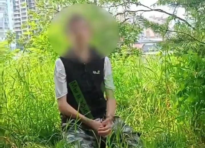Школьника на коленях заставили извиниться за домогательства к девочке в Краснодаре Видео с извинениями появилось ещё вчера. Оно снято в ГМР. 15-летний подросток на коленях извиняется за то, что приставал к 12-летней девочке и делал ей непристойные предложения. Голос за кадром угрожает юноше расправой, если такое повторится. «Лапал и шутил с ней насчет интима — Прим.ред. », — рассказал школьник на вопрос о том, что он делал с девочкой. Полиция Краснодара начала проверку по этому видео. Новости Краснодара