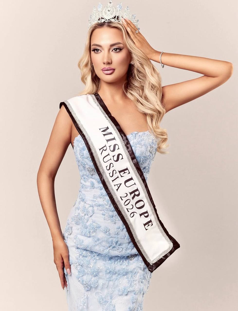 Россиянка стала обладательницей титула Мисс Европа Ксения Гнедина победила в международном конкурсе Мисс Европа 2026 в Ливане обойдя 40 представительниц европейских стран Выход Гнединой в национальном костюме Держава России стал одним из самых ярких моментов финала Она поразила собравшихся своим белоснежным платьем в пол с изображениями знаковых достопримечательностей страны Кремль Большой театр и другие символы российской культуры пишет Лента ру Ксения Гнедина уроженка Омска Она окончила МГУ имеет звание мастера спорта по большому теннису Гнедина свободно владеет английским языком занимается благотворительностью   Подписаться на нас Telegram I MAX Прислать нам новость Sakhonlinebot