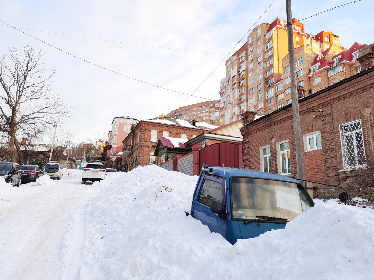 В ожидании снега или нет Главный синоптик Приморья Борис Кубай поделился прогнозом о предстоящем снегопаде который ожидается в середине декабря По словам специалиста 12 декабря над акваторией Жёлтого моря может зародиться циклон Примерно через 10 часов он достигнет территории КНДР а затем устремится в Японское море Именно от его траектории будет зависеть каким окажется снегопад во Владивостоке Если циклон подойдёт ближе то 13 декабря город может накрыть сильный снегопад Если же траектория сместится южнее осадки будут слабее В общем ситуация пока требует наблюдений отметил Кубай dvved