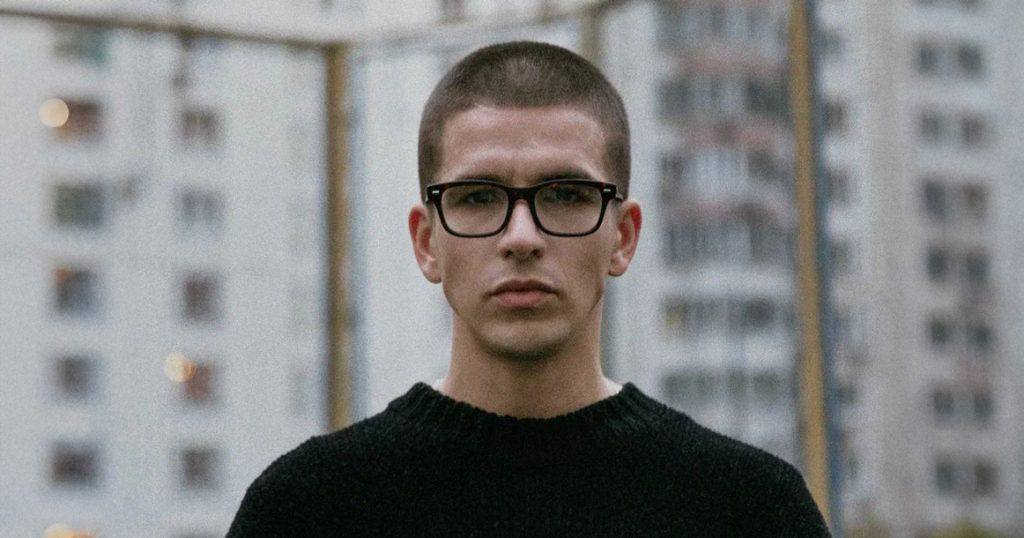 Очки Ray-Ban вернутся в московские салоны оптики?  Сегодня наблюдается парад потенциальных возвращений: итальянская Luxottica подала заявку на регистрацию бренда Ray-Ban в России, а в СМИ обратили внимание на возобновление продаж новых автомобилей Toyota через московский автосалон.  Сначала о Ray-Ban. Компания Luxottica, владеющая этим брендом, подала заявку в Роспатент на регистрацию товарного знака. По данным Роспатнента, заявка поступила 28 мая. Это означает, что вскоре под этим товарным знаком можно будет производить и продавать солнцезащитные, спортивные и «умные» очки, футляры и оправы, а также одежду, обувь и защитные шлемы.  В марте 2022 года Luxottica приостановила работу в России. Спустя год Минпромторг расширил список товаров, разрешенных к ввозу по параллельному импорту, куда, помимо Ray-Ban, вошли бренды Givenchy, Emporio Armani, Love Moschino, Kenzo, Karl Lagerfeld, Jacquemus, Jimmy Choo и другие.  Тем не менее факт подачи заявки в Роспатент еще не означает возвращение бренда. Часто это делается для того, чтобы сохранить контроль над своими товарными знаками в России в целях предотвратить копирование и незаконное использование их имени недобросовестными предпринимателями. А также чтобы сохранить юридические права на бренд: если товарный знак не используется три года, его могут аннулировать, и тогда любой другой сможет зарегистрировать его на себя.  Теперь о Toyota.