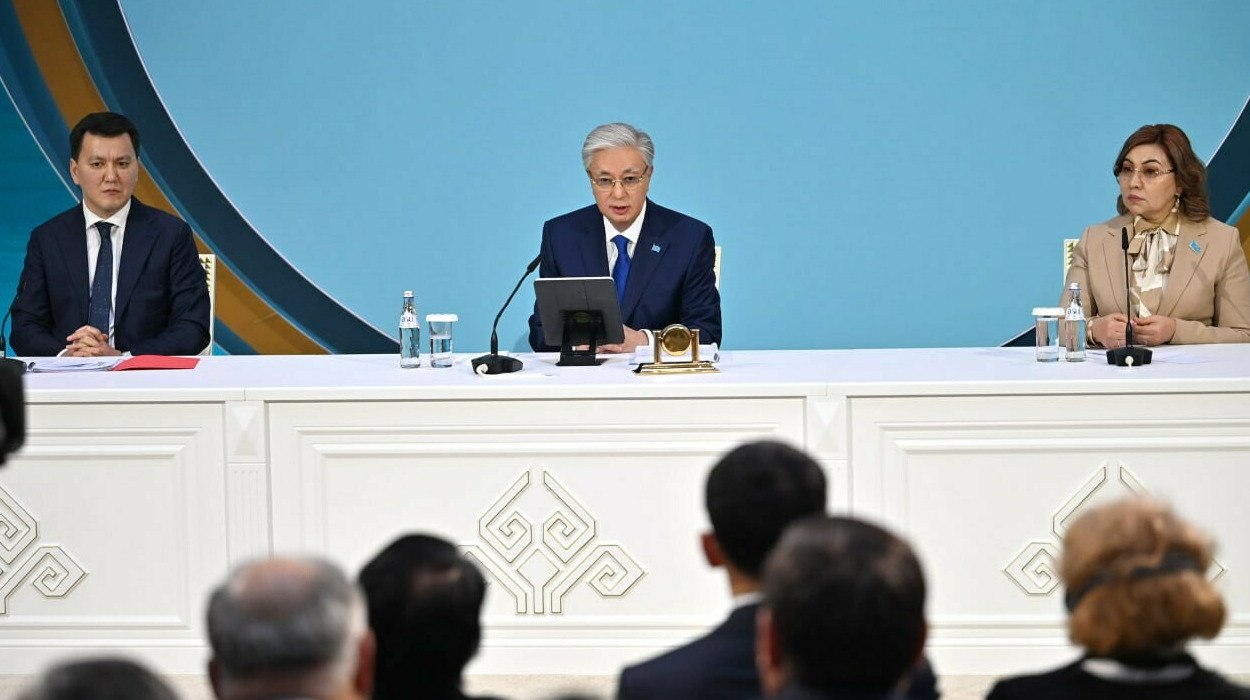 Казахстану хватит угля на 300 лет Токаев требует новых ТЭЦ и технологий Президент РК поручил правительству до 20 марта решить вопрос о придании статуса национального проекта развитию угольной генерации и ускорить строительство новых ТЭЦ в регионах передает ArbatMedia   Прислать новость