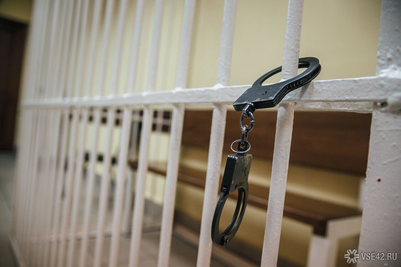 Все осужденные за гибель 51 человека топ менеджеры Листвяжной вышли на свободу Экс гендиректор компании СДС Уголь Геннадий Алексеев осужденный на пять лет и три месяца колонии экс технический директор Антон Якутов получивший пять лет и главный инженер шахты Листвяжная Анатолий Лобанов посаженный на четыре года уже вышли на свободу Суд зачел Алексееву и Якутову в счет наказания нахождение в СИЗО где они находились с декабря 2021 года Что касается бывшего президента СДС Михаила Федяева ему изначально дали условный срок В Беловском городском суде еще рассматривается дело восьми бывших инспекторов Ростехнадзора проверявших шахту Подписаться на VSE42 Ru Подписаться на нас в MAX Принять участие в розыгрыше