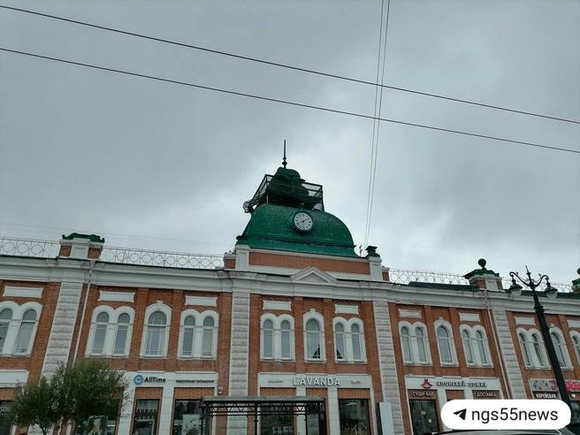 Ко Дню города в башне на Ленина начнут бить куранты Полноценная реставрация часов закончится к октябрю этого года. Лицевую часть и механизм сделают ко 2 августа. Внутри заработает механизм начала XX века, благодаря которому зазвучит песня «Омские улицы». — Планируется, что в сердце города ежегодно в этот день будет проходить концерт-фестиваль песен об Омске и регионе, — рассказали в пресс-службе правительства области. ⏹