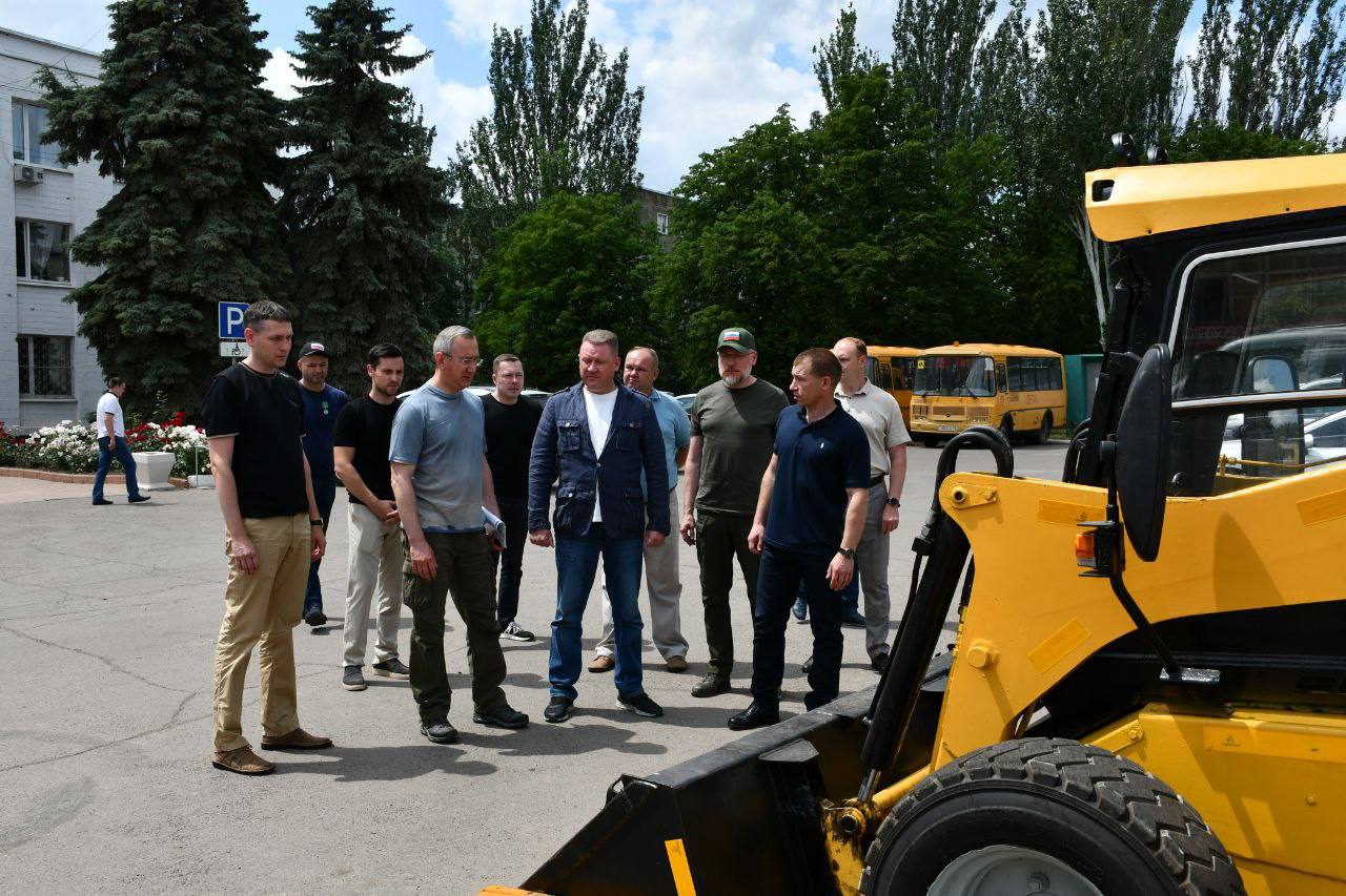 Калужская область отремонтировала более 120 многоквартирных домов в Первомайском округе, также восстановлено 50 социальных и коммунальных объектов, включая детские сады, школы, МФЦ, центр досуга. Об этом сообщил губернатор региона Владислав Шапша во время визита в ЛНР. "За Первомайском закрепился негласный статус «27-го муниципалитета Калужской области». Всегда знаем, чем живет город, где нужна помощь. В этом году у нас в планах восстановить еще 29 объектов. Готовы оказывать дальнейшую поддержку. В том числе вместе работаем над подготовкой проектно-сметной документации по новым проектам и включению их в федеральные программы. Постепенно обязательно приведём всё в порядок. Это поручение Президента и наше общее дело", — отметил Владислав Шапша.