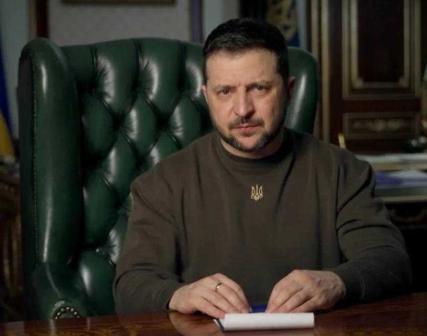 Зеленский разрешил мужчинам до 22 лет уезжать из Украины   Мужчины до 22 лет смогут уезжать за границу, я поручил это правительству, отметил украинский лидер.  Новости Дня