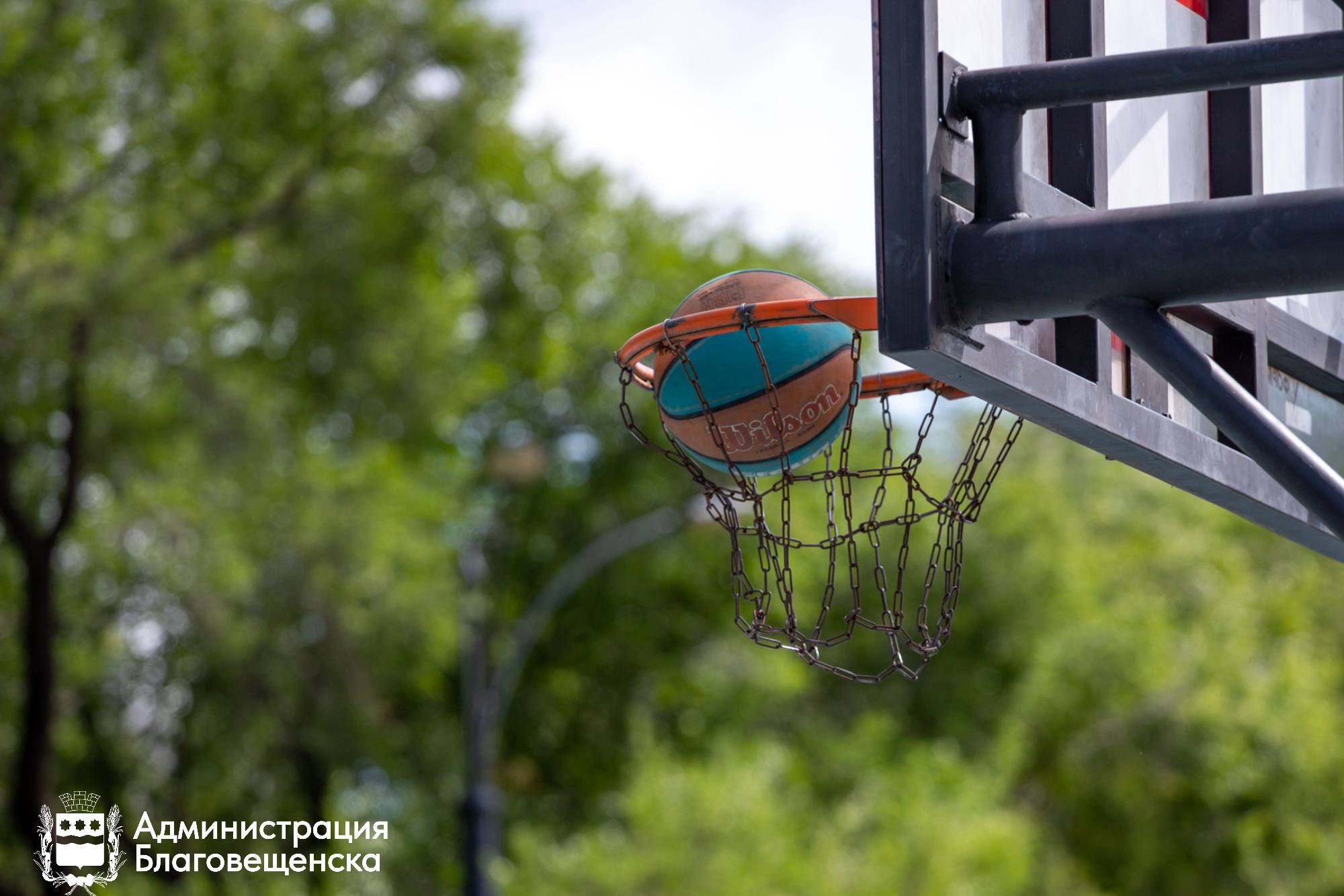 Спорт для всех новый спортивный кластер появится в Благовещенске в следующем году В Благовещенске подписали контракт на строительство спортивного комплекса на Театральной 1 Сейчас территория будущей спортплощадки огорожена Работы на ней начнутся весной 2026 года как только позволит погода После завершения стройки благовещенцы получат 3 площадки для уличного баскетбола 2 площадки для пляжного волейбола площадку ГТО площадку с боксёрскими грушами и пана футболом а также роллерную площадку Организация спортивного комплекса позволит заниматься здесь любыми видами физической активности При разработке тренажёров учитывалось мнение спортсменов поэтому занятия на новой площадке будут эффективными Отметим также что физкультурный комплекс будет доступен горожанам круглосуточно Территорию на Театральной 1 не только оснастят спортивным инвентарём но и благоустроят Здесь появится около 50 элементов освещения система видеонаблюдения урны и лавочки Также на территории проведут комплексное озеленение Рядом со спортивной зоной высадят около 30 кустарников и деревьев   Работы на объекте планируют завершить ко дню города Спорткомплекс станет своеобразным подарком для горожан к 170 летию Благовещенска