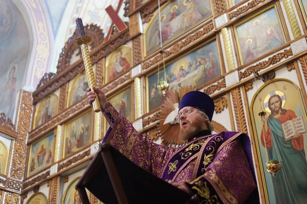 Сегодня в Челябинске пройдет общегородской чин Торжества Православия  В Свято-Симеоновском кафедральном соборе соберется духовенство Челябинской епархии. Богослужение возглавит митрополит Челябинский и Миасский Алексий.  Праздник Торжества Православия был установлен Константинопольским Собором в 843 году, в знак победы Церкви над ересями и восстановлением почитания святых икон. Во время службы верующим напоминают истинное православное вероучение, утвержденное отцами семи Вселенских Соборов.  Служба показывает единство Церкви, ее верность традициям и канонам. На ней провозглашается анафема всем отступникам от веры. Вспоминаются почившие православные, а также звучит многолетие нынешнему духовенству, богохранимой стране нашей, властям, воинству и всем православным христианам.   Общегородской чин Торжества Православия состоится в воскресенье, 9 марта, в 17:00 в Свято-Симеоновском кафедральном соборе.