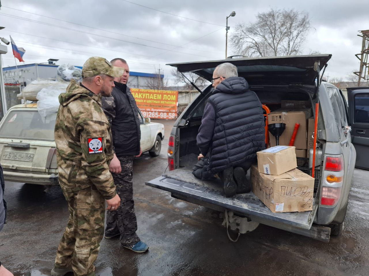 На Урале прихожане храма скинулись и купили бойцам машину  Прихожане храма в честь иконы Казанской Божьей матери в Новоуральске собрали деньги на машину для бойцов, воюющих под Донецком. ВАЗ-2104 капитально отремонтировали, после чего настоятель храма отец Дмитрий лично отвёз «четвёрку» на фронт.  — Наши друзья на передовой нуждались, и мы вместе с прихожанами и жителями Новоуральска собрали нужную сумму, купили машину и своим ходом перегнали, — рассказал   священник-гуманитарщик.  Вместе с машиной ребята передали бойцам масксети, костюмы «Леший», бензопилы, масла, шуруповёрты и рации. Всё это собирали прихожане храма и жители Новоуральска! Также в составе груза были сухие борщи, которые приготовили женщины при храме.  Вместе с батюшкой в зону СВО ездили ветеран из Нижнего Тагила Андрей, а также новоуральцы Алексей Фокин и Игорь Иванов — работники завода «Уральские локомотивы». Чтобы отправиться в Донбасс, парни сдавали кровь для получения дополнительных выходных на работе.   Священник из Новоуральска передал на фронт машину, средства на которую собирали прихожане его храма