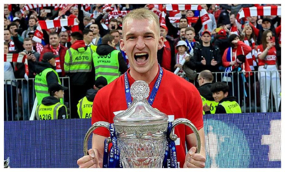 Спартак начал переговоры с Денисовым о продлении контракта Как стало известно Дай УдаритЬ для Metaratings Спартак начал переговоры о новом контракте с защитником Даниилом Денисовым Действующее соглашение 22 летнего российского футболиста с красно белыми истекает в конце сезона 2025 26 К моменту начала переговоров интерес к Денисову по нашим данным проявляли два клуба Российской Премьер Лиги РПЛ За шесть месяцев до истечения контракта Денисов был бы вправе вести переговоры с другими клубами Денисов провел в Спартаке всю карьеру в РПЛ На данный момент он проводит свой пятый сезон в РПЛ На его счету 92 матча и 1 гол за Спартак в чемпионате России В нынешнем сезоне Денисов выходил на поле в 12 матчах РПЛ из 13 После 13 го тура Спартак занимает шестое место в турнирной таблице РПЛ с 22 очками отставая от лидера и чемпиона Краснодара на семь баллов В 14 м туре Спартак сыграет в гостях как раз с южанами Матч состоится в Краснодаре 2 ноября и начнется в 19 30