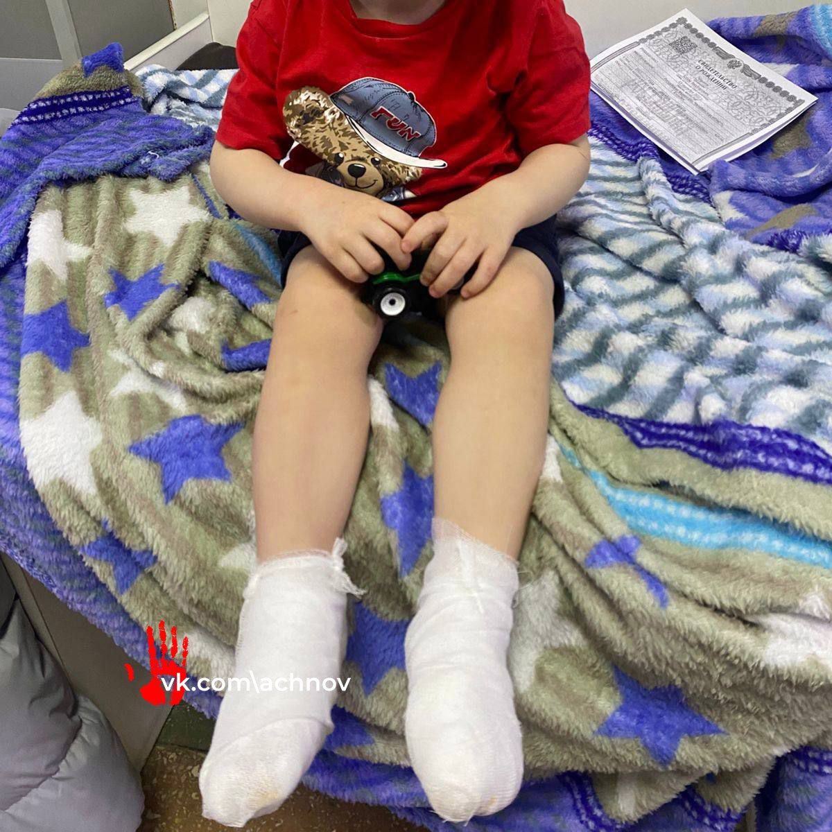 Двухлетний мальчик получил ожоги ног в садике Копейска. За это его семье выплатят 90 тысяч рублей, воспитательницу уже отстранили от работы. По данным областной прокуратуры, ребенок травмировался еще в феврале по вине младшего воспитателя. Мальчик получил ожоги обеих ступней 1 степени в душевой комнате. После этого воспитанника увезли в больницу. После проведенной проверки прокурор внес заведующей представление об устранении нарушений. А воспитательницу привлекли к дисциплинарной ответственности и отстранили от работы с детьми. Также прокуратура помогла семье мальчика взыскать с садика моральную компенсацию в 90 тысяч рублей. Исполнение судебного решения поставлено в прокуратуре области на контроль.