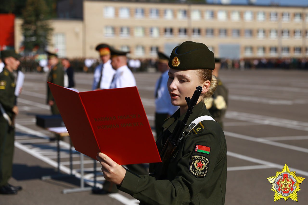 В Военной академии Республики Беларусь состоялся торжественный ритуал принятия Военной присяги курсантами-первокурсниками.   В этом учебном году Военную присягу приняли более 500 курсантов,  около 40 из них — представительницы прекрасного пола.    Заместитель Министра обороны Республики Беларусь генерал-майор Александр Науменко поздравил курсантов с этим знаковым событием.  Генерал-майор Александр Науменко отметил символичным то, что данное мероприятие проходит в год 80-летия освобождения территорий Беларуси от немецко-фашистских захватчиков, подчеркнул важность принятия Военной присяги.   Фото: Евгений Лопушко, «Ваяр»     Сайт   Instagram   Х   Ok   Vk   Fb