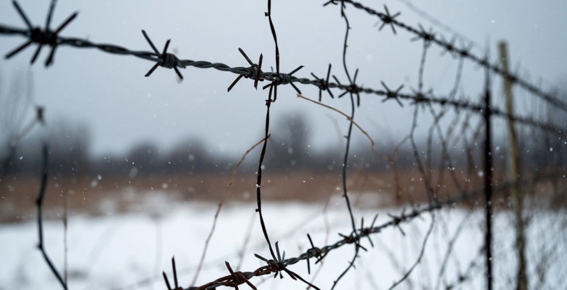 Экс начальника камчатской колонии судят за передачу власти авторитетам На Камчатке продолжается суд по делу бывшего начальника исправительной колонии 5 Его обвиняют в сговоре с авторитетными заключёнными и фактической передаче им управления колонией Нажмите для подробностей kam24 ru news main 20251127 123106 html utm source telegram utm medium messenger