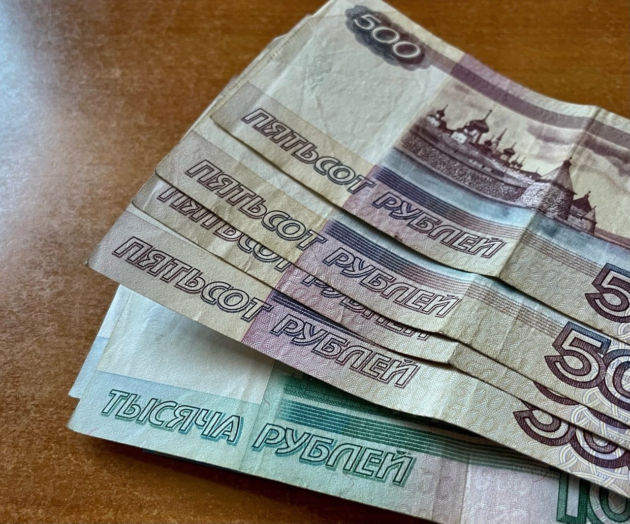 17 тысяч курян заплатят налог с процентов по вкладам Жителям региона начали приходить уведомления от УФНС за 2024 год налог на доходы с процентов по банковским вкладам начислен более чем 17 тысячам человек Общая сумма к уплате составила 912 млн рублей Под налог подпадает только доход превышающий установленный лимит за 2024 год это свыше 210 тысяч рублей процентов Ставка НДФЛ одинакова для резидентов и нерезидентов 13 при доходе до 5 млн рублей и 15 с суммы сверх этого порога при обязательной уплате 650 тыс рублей и далее 15 от превышения Курская Telega Прислать новость