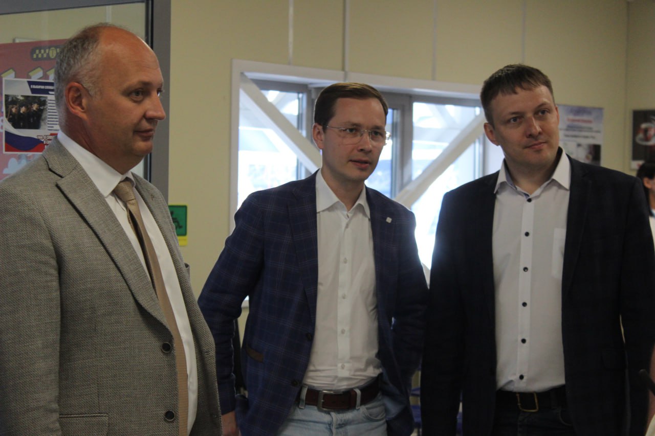 Максим Лобанов: Пассажиропоток аэропорта Усть-Илимска вырос в 2 раза Правительство региона рассматривает варианты роста перевозок. Это обсудили на совещании по развитию предприятия. «По поручению Губернатора Игоря Кобзева разработана дорожная карта модернизации аэропортовой инфраструктуры для приема воздушных судов вместимостью более 50 кресел Embraer-170, ATR-72 », - сказал министр транспорта и дорожного хозяйства региона Максим Лобанов. Аэропорт планируют оснастить радиомаячной системой посадки, светосигнальным оборудованием, организовать рейсы в Красноярск, Новосибирск, с 2026 года - открыть автобусный маршрут из Усть-Илимска. Аэропорт Усть-Илимска восстанавливают Правительство Иркутской области и Группа ИЛИМ. В апреле из Иркутска начал летать Ан-24. За 5 месяцев перевезли 4 тыс. человек. «Развитие Усть-Илимского аэропорта стратегически важно. Эту тему держит на контроле Губернатор. Мы видим, что ситуация меняется в лучшую сторону», – сказал председатель Заксобрания региона Александр Ведерников.