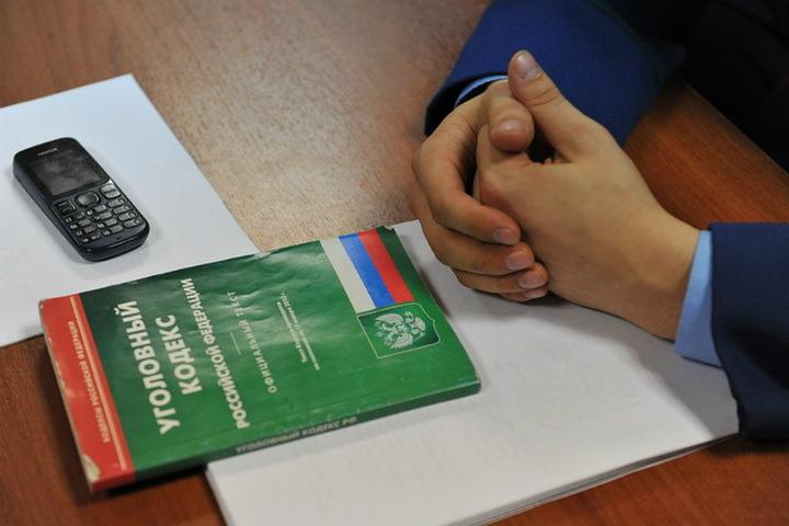 Уголовное дело за «резиновую квартиру» По версии следствия, 35-летняя якутянка незаконно поставила на миграционный учет у себя в квартире 45 иностранцев. При этом мигранты никогда не жили по прописке. Да и женщина не планировала пускать их в дом. «Заведено уголовное дело по статье «Фиктивная постановка на учет иностранного гражданина или лица без гражданства по месту пребывания в жилом помещении в РФ». Санкция предусматривает наказание в виде лишения свободы на срок до пяти лет», - сообщили в МУ МВД России «Якутское». Фото: Иван Вислов