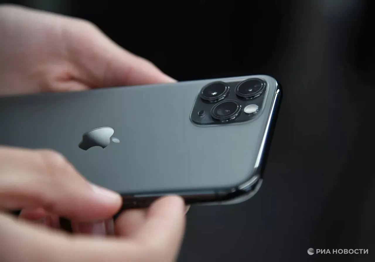 Apple впервые в первом квартале стала лидером по продажам своих смартфонов в мире В первые три месяца 2026 го она забрала себе 21 доли рынка смартфонов и стала его лидером до этого яблочная компания ни разу не занимала первое место в продажах по итогам I квартала говорится в исследовании Counterpoint Research Укрепление позиций Apple происходит благодаря высокому спросу на новую линейку смартфонов iPhone 17 улучшению показателей по продажам в Китае а также управлению цепочками поставок в условиях дефицита памяти для устройств Подписаться на РИА Новости экономика