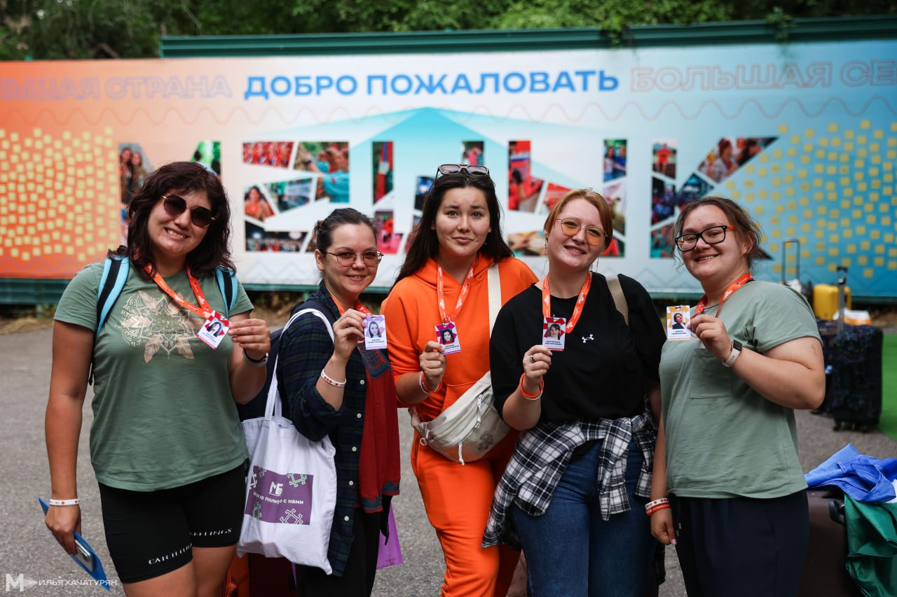 ‍  Форум «Машук» стартует в Пятигорске  На Комсомольскую поляну начали прибывать участники первой смены «Призвание». Она объединит около 1,1 тыс. молодых педагогов, воспитателей и наставников из России и стран ближнего зарубежья.  «В течение недели участников ждут лекции и мастер-классы от ведущих экспертов, работа в направлениях, встречи с почётными гостями, творческие вечера, экскурсии и спортивные активности», — рассказали организаторы.  Торжественная церемония открытия форума состоится завтра, 10 августа. А вторая смена — «Миссия» — стартует на следующей неделе.  Фото: Илья Хачатурян     / Все наши каналы