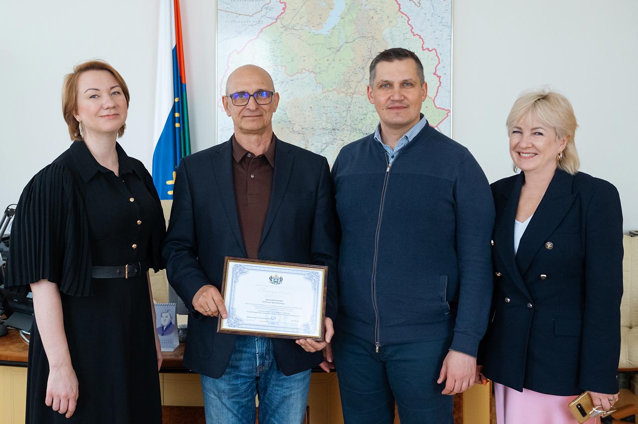 Евгений Дроздинский покинул пост руководителя филиала РТРС «Урало-Сибирский РЦ» в связи с переходом на должность советника полномочного представителя генерального директора РТРС в Северо-Западном федеральном округе В период работы в должности руководителя филиала РТРС «Урало-Сибирский РЦ» Евгений Дроздинский внес значительный вклад в развитие сети телерадиовещания в регионе и внедрение цифровых технологий. За семь лет в Тюменской области, Ханты-Мансийском автономном округе - Югре и Ямало-Ненецком автономном округе была создана цифровая телесеть из 139 передающих станций. Кроме того, в Тюменской области была модернизирована и расширена сеть радиовещания «Радио России», «Маяк» и «Вести FM», теперь она включает 71 объект связи. Евгений Дроздинский – Почетный работник культуры и искусств Тюменской области. Заместитель Губернатора Тюменской области Павел Белявский вручил Евгению Дроздинскому Благодарственное письмо регионального Правительства. Директором филиала РТРС «Урало-Сибирский РЦ» назначен Максим Данилов.