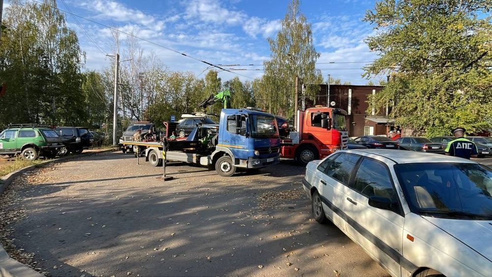 На Щорса массово вывозили припаркованные авто. Сегодня сотрудники ГИБДД и эвакуационных служб работали на разводном круге для общественного транспорта.   Уже несколько месяцев там стоят знаки запрещающие парковку, однако некоторых автовладельцев это не смущало, они продолжали ставить свои авто в месте, где разворачиваются автобусы и троллейбусы.  За игнорирование правил автомобилистам грозит штраф в 1500 рублей. Также их заставят оплатить работу эвакуатора.  Читать Pro Город •