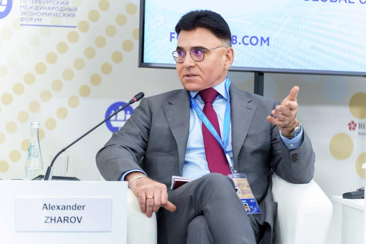 Александр Жаров генеральный директор Газпром Медиа Холдинга в недавнем интервью Коммерсанту заявил что искусственный интеллект ИИ должен использоваться в медиасфере как вспомогательный инструмент а не как замена человеческому креативу Несмотря на стремительное развитие технологий Жаров подчеркнул что ИИ пока не способен создавать оригинальные проекты требующие эмоционального интеллекта Хочется надеяться что подобный подход распространится и в банковской сфере где важно сохранить баланс между автоматизацией и человеческим взаимодействием Нельзя забывать именно человеческий фактор в конечном итоге делает бизнес успешным что влияет на доверие к нему населения banksta