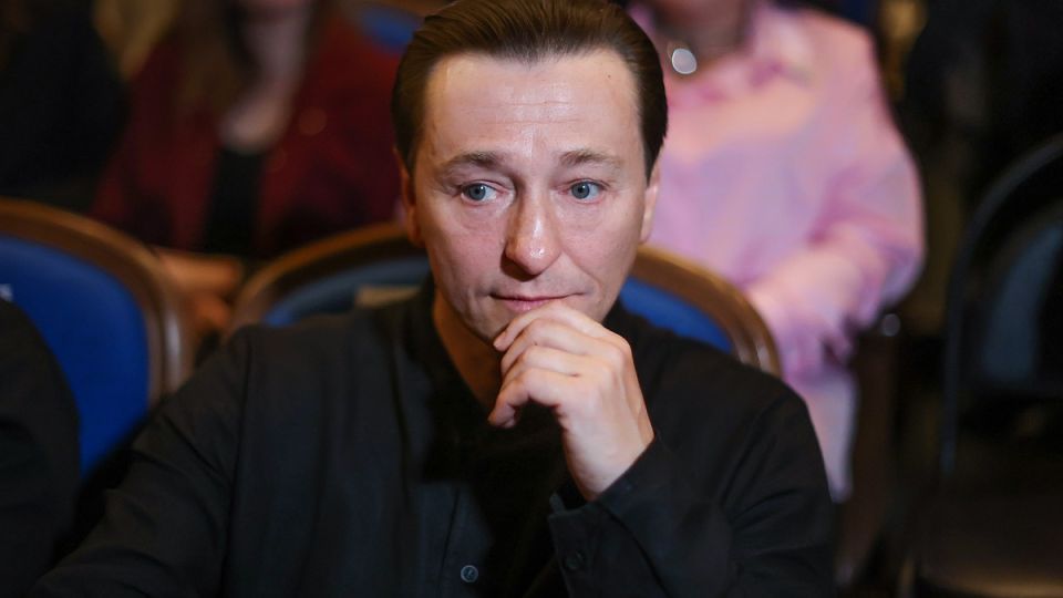 Актер Безруков хочет получить 500 тысяч рублей с белгородской предпринимательницы почему артист пошел в суд Актер Сергей Безруков требует взыскать 500 тысяч рублей в качестве компенсации морального вреда за продажи масок с его лицом Об этом сообщает РИА Новости В суде актер попросил запретить предпринимательнице из Белгорода Кристине Соболевской распространять его персональные данные в интернете а также взыскать с нее компенсацию по двум основаниям Во первых 250 тысяч рублей за то что она незаконно обработала и несогласованно включила его персональные данные в общедоступные источники Во вторых еще 250 тысяч за то что Соболевская незаконно использовала его фотографию В своем отзыве на исковое заявление Безрукова ответчица попросила снизить сумму компенсации или заменить ее на выплату роялти от продаж карнаваль Подробнее