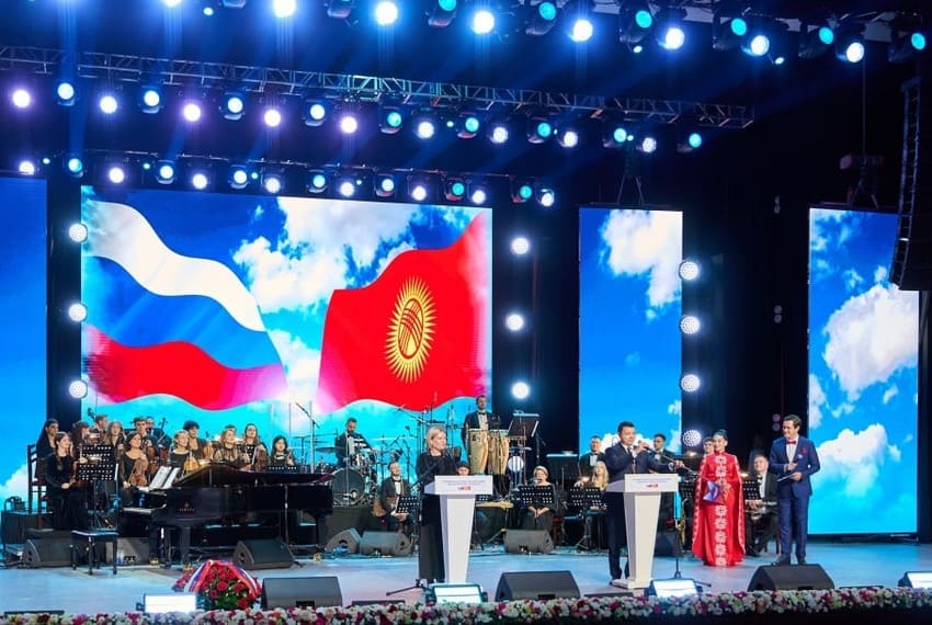 Дни культуры России проходят в Кыргызстане Церемония открытия состоялась на сцене национальной филармонии в Бишкеке Выступили российские эстрадные и академические артисты Концерт прошёл в сопровождении оркестра Фонограф Симфо Джаз под руководством Сергея Жилина Участие в проекте примут несколько сотен российских деятелей культуры Частью форума также станет фестиваль кино выставка российского образования а также спектакли студии Никиты Михалкова Дни культуры России в Кыргызстане продлятся до 2 ноября
