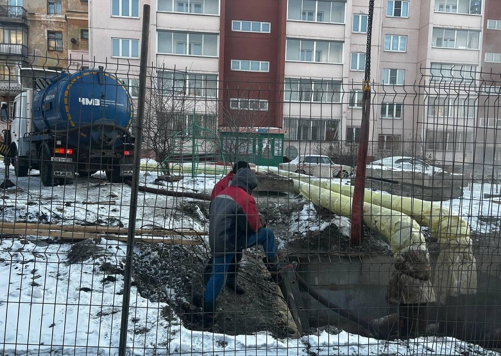 В Челябинске заменят 13 километров теплосетей  На улице Челябинского рабочего в Ленинском районе перекроют движение и начнут менять теплотрассу. Это первый участок, который обновят в рамках ремонтной кампании 2025 года. Труба  обеспечивает теплом 19 жилых домов, 7 организаций, 2 детских сада, лицей № 37, а также ДК «Станкомаш» и торговый комплекс. Теплосеть для них решили заменить досрочно.  — Участок, введенный в эксплуатацию более 20 лет назад, уже малонадежен, в этом отопительном сезоне на нем выявлено 36 повреждений, что приводило к систематическому отключению горячей воды и отопления, — объяснили в администрации.          Голосовать за канал