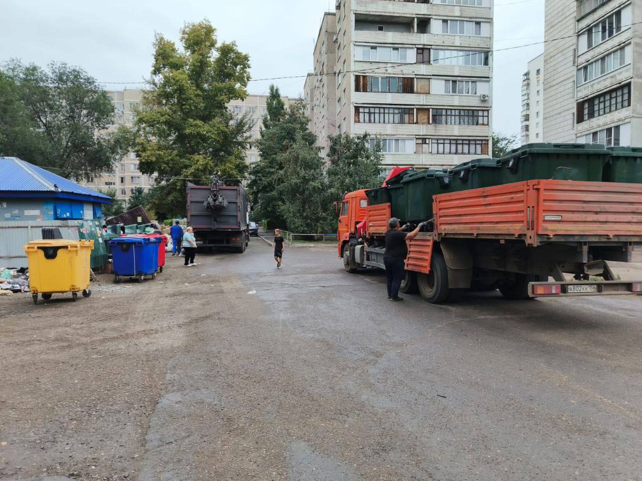 Борьба с мусором в Оренбурге врио главы рассказал что делают и какие планы Контейнерные площадки Провели инвентаризацию площадок для сбора ТКО рассказал Юмадилов На данный момент в реестре числятся 1536 площадок Закупка новых контейнеров Установили большее 60 контейнеров объемом 1 1 кубометра и около 30 контейнеров объемом 8 кубометров это вместо сломанных или дополнительно Видеокамеры Сейчас на контейнерных площадках размещены 288 видеокамер В ближайшее время установят ещё 650 камер Дополнительный маршрут Власти совместно с регоператором организовали дополнительный вечерний маршрут спецтехники машины будут вывозить мусор с тех площадок где не получилось это сделать в течение дня по объективным причинам например из за припаркованных машин Договоры с Природой Власти продолжают искать тех предпринимателей которые не заключили договоры с Природой 1700 таких бизнесменов уже установили