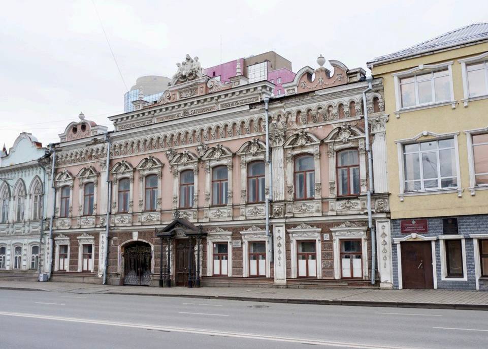 В Екатеринбурге отремонтируют второе здание Свердловской государственной детской филармонии Об этом сообщил губернатор Денис Паслер Речь о памятнике архитектуры дома купцов Яковлевых А Е Борчанинова на улице 8 Марта построенная в 1860 х годах Здание уже18 лет находится в аварийном состоянии По проекту будут восстановлены исторические интерьеры 1 и 2 этажей заменена кровля и инженерные сети создан дополнительный этаж в подкровельном пространстве для репетиционных и учебных классов В особняке появится музыкальная гостиная с органом Проект оценили в 330 млн рублей Работы будут завершены в 2028 году а в 2029 году детская филармония отпразднует 50 летие ДИП justmediaru