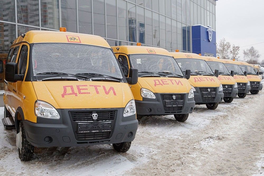 Новомосковские школы получили пять новых автобусов  В декабре новомосковские школы получили пять новых автобусов. Они будут использоваться как для подвоза учащихся на занятия, так и для внеурочной деятельности. Транспорт предназначен для Гремячевского ЦО, сокольнической школы № 3  два автобуса , школы пос. Первомайский и школы № 2. Об этом сообщает газета «Новомосковская правда». Ключи от новых транспортных средств директорам вручил глава муниципальной администрации Руслан Бутов. Он подчеркнул, что это прекрасный подарок для нашей системы образования, который стал возможным благодаря поддержке губернатора и правительства Тульской области.  - У нас в системе образования работают на подвозе 16 автобусов, и кончено, нагрузка на них очень и очень велика. И дополнительные пять автомобилей, которые будут работать на территории муниципального образования, прекрасный подарок для нас и для наших детей, которые с большим комфортом будут добираться до своих школ, до места учебы.  По словам директора Гремячевского ЦО Евгении Жуковой, их сельской школе транспорт необходим не только для подвоза ребятишек из окрестных населенных пунктов, но и для участия в мероприятиях.  - Это наш второй автобус, он пришел на смену тому, что у нас был, - рассказала она. - Автобус очень красивый, комфортный, я думаю, что детям будет очень удобно и, главное, безопасно ездить на нем.  У нас 16 человек ездят на учебу из деревень Пустоши,  Березовка, Савино. А в неучебных целях автобус необходим для поездок на различные конкурсы, слеты и другие мероприятия как муниципального, так и регионального уровня, в которых наши ребята принимают самое активное участие.  Источник