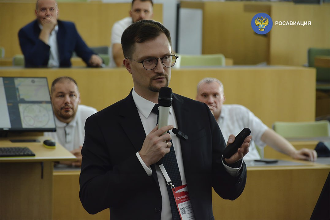 Беспилотию обозначили путь.     На сессии форума "Архипелаг 2025" представили "дорожную карту" развития рынка эксплуатации дронов - рекомендации по выстраиванию эффективной совместной работы для развития беспилотной авиации. Их на презентационной сессии обозначил замруководителя Росавиации Андрей Потемкин.  По его словам,  задача ведомства - создать инструментарий для пользователя и органов власти всех уровней, чтобы получение разрешения на использование воздушного пространства, как уже непосредственно финальный шаг перед полетом, проходило максимально быстро, просто и в одной системе. Основные предложения по выстраиванию работы в регионах выглядят следующим образом:     реализация рекомендаций Минтранса России по открытию неба;    консолидация регионального спроса на услуги;    организация работы в цифровом виде.   Для интеграции беспилотников действует цифровая платформа Единой системы ОрВД, внедрение функционала платформы происходит поэтапно. Сейчас, как сообщает Росавиация, действует Система предоставления планов полетов, которая позволяет оперативно формировать и подавать заявки на использование воздушного пространства в электронном виде.   ™  Беспилот