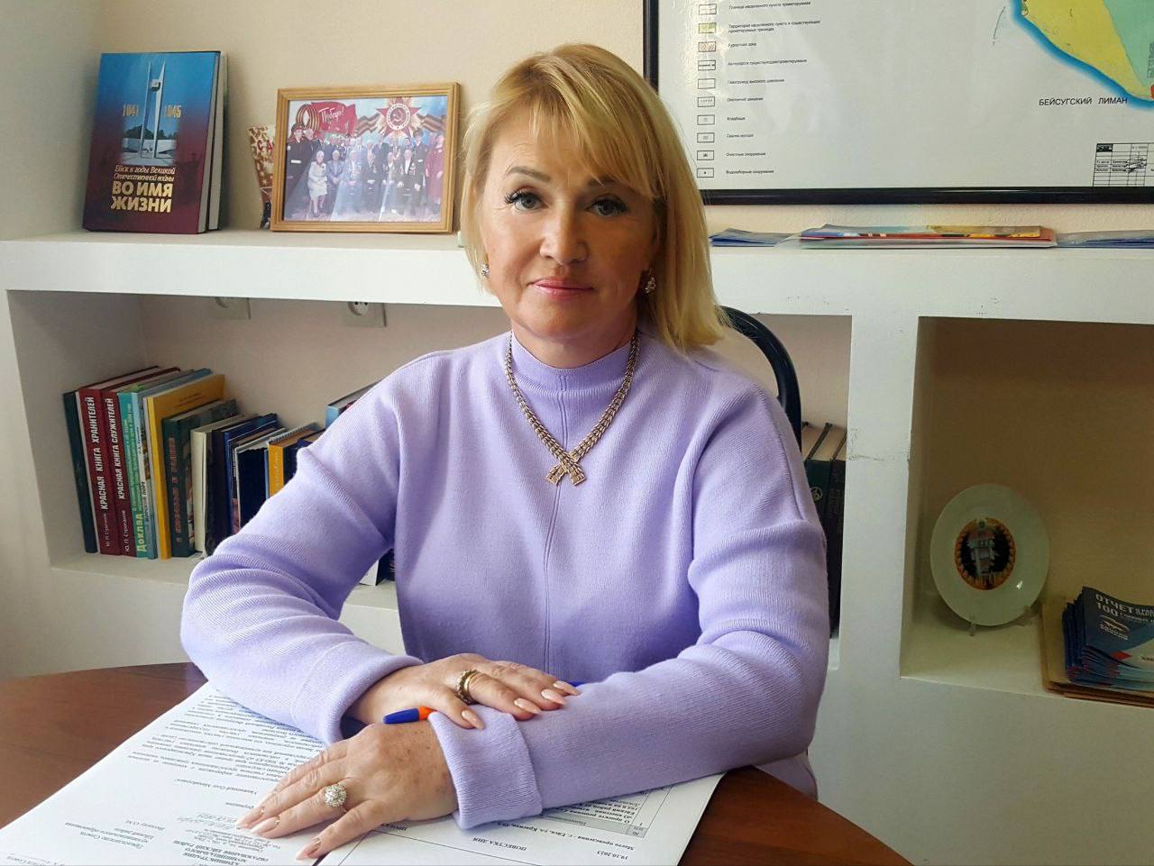 Лючия Шулешова отмечена благодарностью ЗСК за высокий профессионализм, добросовестный труд, активную гражданскую позицию и неоценимый вклад в поддержку участников СВО и их семей Награждение состоялось в ходе краевой конференции Женского движения «Единой России». Проходила она в конференц-зале санатория «Эллада» города-курорта Анапа, куда съехались представители 12 муниципалитетов Краснодарского края. Лючия Олеговна, как координатор партийного проекта «Женское движение Единой России» в нашем районе, вместе с заместителем главы муниципалитета, начальником финансового управления Еленой Карпухиной и другими участникам делегации Ейского района, приняла участие в подведении итогов реализации проекта за первое полугодие 2025 года и планировании его дальнейшего развития. В круг обсуждаемых тем также вошли: развитие социальных инициатив, усиление мер поддержки семей военнослужащих, расширение карьерных горизонтов для женщин, демография и укрепление семейных ценностей.