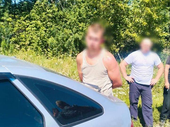 Подозреваемого в педофилии мотоциклиста края нашли в лесу На юге Красноярского края поймали подозреваемого в педофилии мужчину. Он скрывался от правосудия в лесу, рассказали в региональном МВД и СК. Напомним, ранее стало известно, что 21 июля в поселке Танзыбей Ермаковского муниципального округа 38-летний мужчина совершил «насильственные действия сексуального характера» в отношении маленькой девочки вероятно, младше 14 лет . Возбуждено уголовное дело. Мужчина скрылся с места преступления на мотоцикле, поэтому следователи просили помощи в его поимке. В селе Ермаковском оперативники при участии спецроты ГАИ, используя дроны, нашли вещи злоумышленника и его следы в лесу. Уже сегодня, 25 июля, подозреваемого обнаружили в районе села Салба. Полицейские задержали злоумышленника. Ведется следствие. Будет решаться вопрос об избрании ему меры пресечения в виде заключения под стражу. Newslab