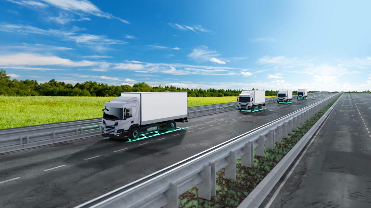 В дороге зарядимся Так уже сейчас может сказать владелец электромобиля во Франции Там открыли участок автомагистрали с зарядкой для электромобилей во время движения Под асфальт встроили специальные катушки индуктивной зарядки Когда автомобиль с приемником проезжает над ними энергия передается в его аккумулятор без остановок без проводов прямо на скорости Технология показала пиковую мощность 300 кВт прошла испытания на долговечность и готова к масштабированию Это шаг к устойчивому транспорту будущего где сама инфраструктура станет источником энергии говорят разработчики из Electreon geonrgru YouTube sponsr ru