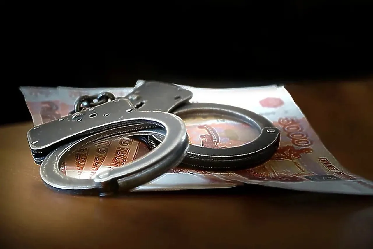На Урале сотрудники ФСБ задержали высокопоставленного пристава В Сатке сотрудники ФСБ и Следственного комитета задержали замглавы отдела судебных приставов Наталью Смышляеву Её подозревают в получении взяток от предпринимателя Айдара Газимуллина Взяткодатель также задержан С января 2023 года по август 2025 года подозреваемая предоставляла взяткодателю интересующие его сведения содержащиеся в закрытых ведомственных базах Она обеспечивала беспрепятственное проведение денежных переводов со счетов фирмы в рамках исполнения исковых требований к предприятию где он занимал руководящую должность уточнили в пресс службе СКР региона По данным Ura Ru Смышляева помогала бизнесмену избегать ответственности за злостное уклонение от уплаты кредиторской задолженности и неисполнению вступивших в законную силу судебных решений снижению исполнительного сбора Сумма взятки только по одному из выявленных эпизодов составила не менее 470 тысяч рублей uralweb ru