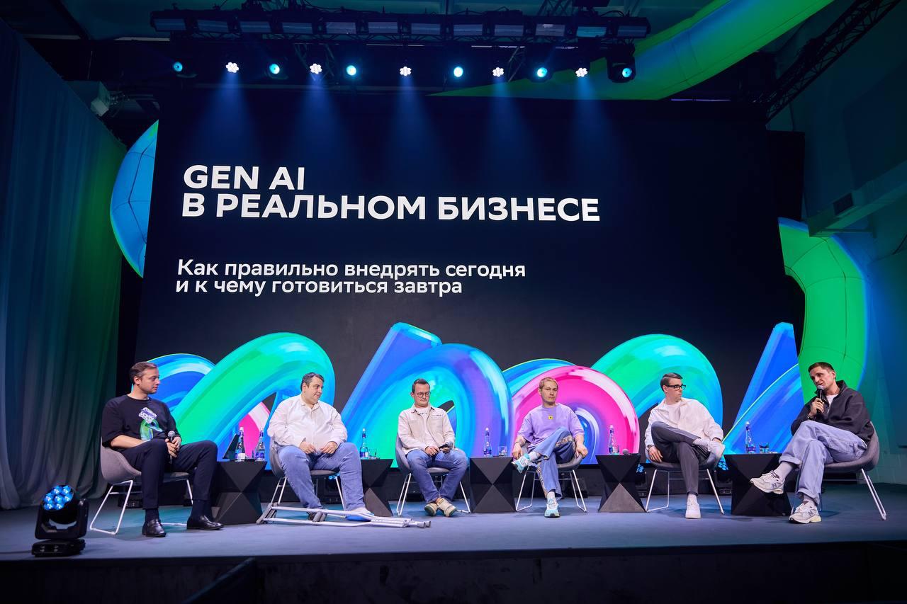 GenAI уже не будущее, а операционка для бизнеса, заявили на GigaConf 2025. На сессии «GenAI в реальном бизнесе» с участием ведущих компаний стало ясно: без генеративного ИИ — никуда. Его активно внедряют в банки, ретейл, IT и маркетинг. Модерировал дискуссию вице-президент по развитию технологического бизнеса Сбербанка Сергей Крылов. Он подчеркнул, что GenAI — не просто хайп, а фундаментальная платформа, которая меняет клиентский опыт и бизнес-процессы. Главный тренд направлен на смену парадигмы: разработчики теперь не пишут код, а управляют агентами ИИ.