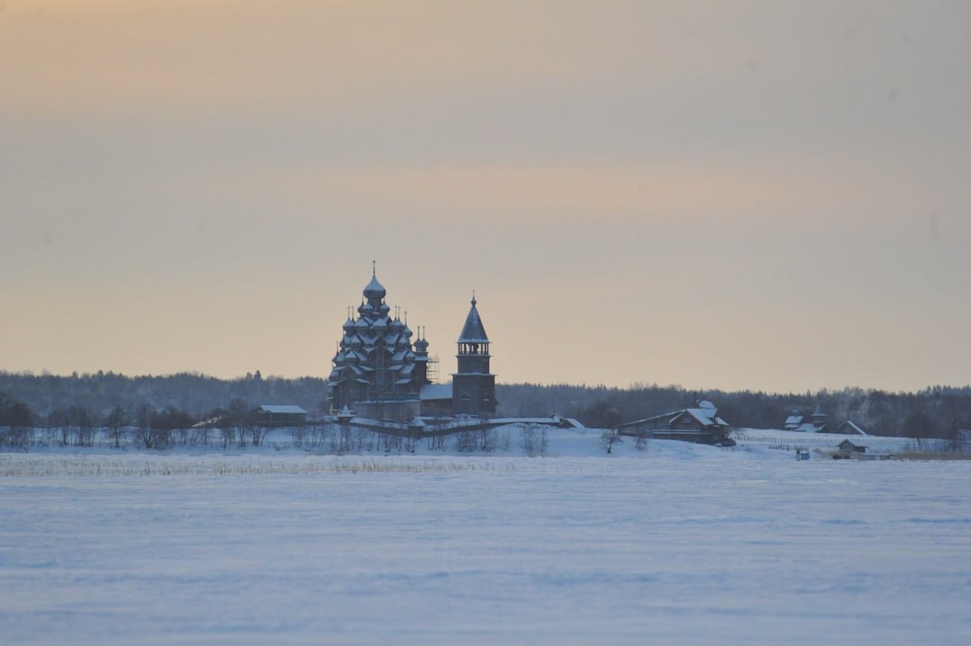 На скорости влетели в остров и перевернулись 79 летний капитан воздушной подушки чуть не угробил семью из Петербурга на озере в Карелии Мы поговорили с выжившими туристками о ЧП Оказалось за экскурсию до острова Кижи они заплатили приличные деньги но судоводитель их сразу насторожил Подробности и фото травм женщин на нашем сайте и в канале в Max Читай нас в MAX Читай нас в Telegram