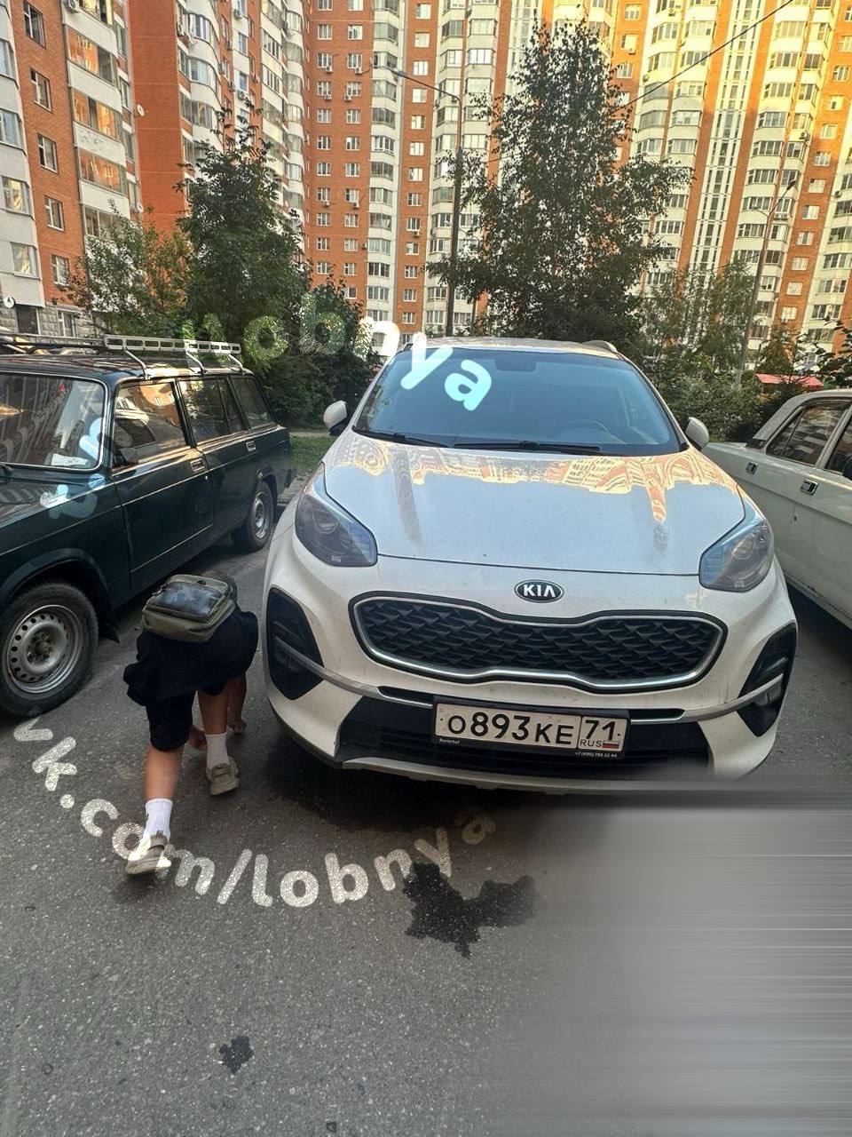 Дети в Катюшках занимаются не просто вандализмом, а настоящей порчей имущества  На днях в чате дома на улице Физкультурная выложили фотографии, где парень среди бела дня подкладывает саморезы под шины машины.  Местные жители были удивлены, что полицию на преступника не вызвали сразу. Появилась информация, что в этом дворе парниша промышляет подобным уже давно. Пару недель назад девушка приехала на шиномонтаж из-за спущенного колеса. Мастера достали из шины несколько саморезов.  На лицо статья 167 УК РФ «Умышленное уничтожение или повреждение имущества», срок лишения свободы до пяти лет.  Жители собираются писать коллективную жалобу, чтобы пацан и его семья ответили за преступление по закону.