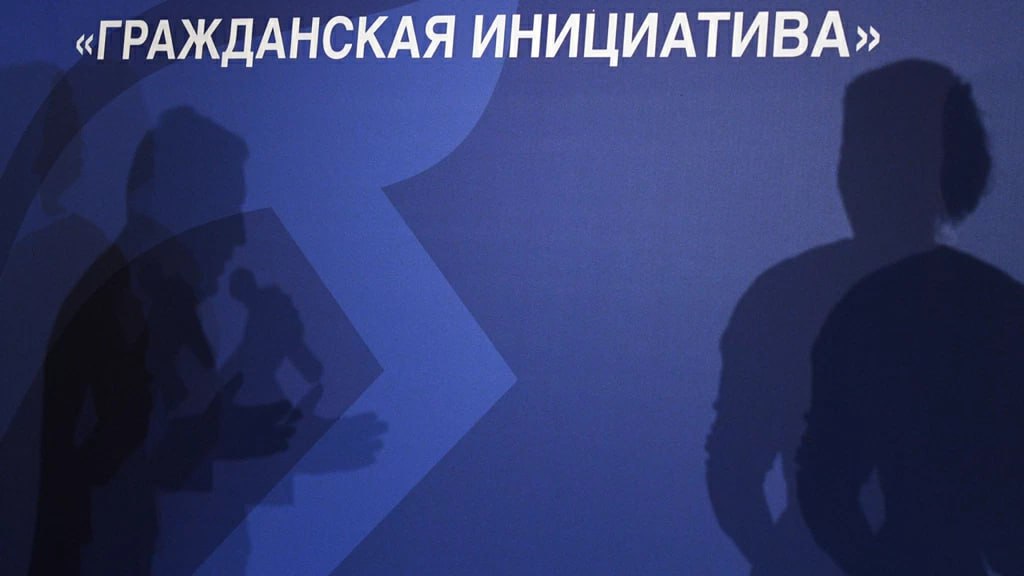 Минюст потребовал ликвидировать партию, выдвигавшую Надеждина и Собчак в президенты РФ Минюст обратился в Верховный суд с требованием ликвидировать партию «Гражданская инициатива», в 2024-м году от нее пытался выдвинуться в президенты Борис Надеждин, но он не был зарегистрирован кандидатом в президенты, не пройдя проверку собранных подписей. Основание, по которому Минюст решил добиваться ликвидации политической партии, — «факт» того, что партия якобы не участвует в выборах последние семь лет. В самой партии действия Минюста считают политически мотивированными. В заявлении «Гражданской инициативы» говорится, что она активно участвовала в двух президентских кампаниях 2018 и 2024 годов, на последних собрала 250 тысяч подписей за Бориса Надеждина и выдвинула еще более 100 кандидатов разного уровня в 20 регионах. «Кандидатов партии не регистрируют, а потом ей же предъявляют претензии за неучастие в выборах», — сформулировали позицию представители «Гражданской инициативы». Они указали, что в законе о выборах «нет четкого правила исчисления семилетнего срока», в течнеие которого партию можно признать не участвующей в выборах. В 2018-м году от партии «Гражданская инициатива» в президенты выдвигалась Ксения Собчак. В 2023-м партия переживала структурный кризис и внутренний конфликт. В 2024-м снова стала активной в связи с поддержкой Бориса Надеждина на президентских выборах. Однако уже летом 2024 года Минюст забраковал партийную конференцию «Гражданской инициативы» по выдвижению своих кандидатов на осенние выборы, посчитав ее неправомочной из-за «недостатка документов». Эксперты посчитали, что блокировка Минюста на этапе установочной партийной конференции — элемент государственного вмешательства, которое может существенно осложнить жизнь партии. Основателем «Гражданской инициативы» является ельцинский экс-министр Андрей Нечаев. Идеология — консервативный экономический либерализм.
